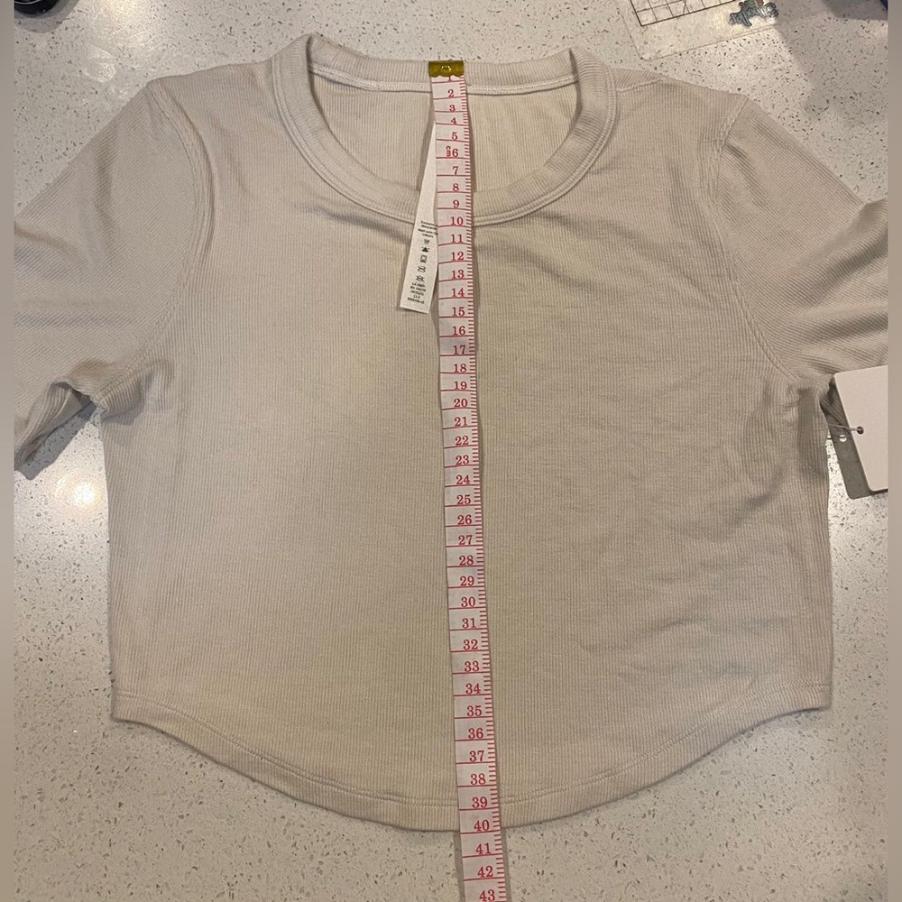 Lululemon tight cropped T-shirt - Picture 9 of 12
